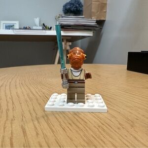 LEGO Star Wars Minifigure Nahdar Vebb with Lightsaber
